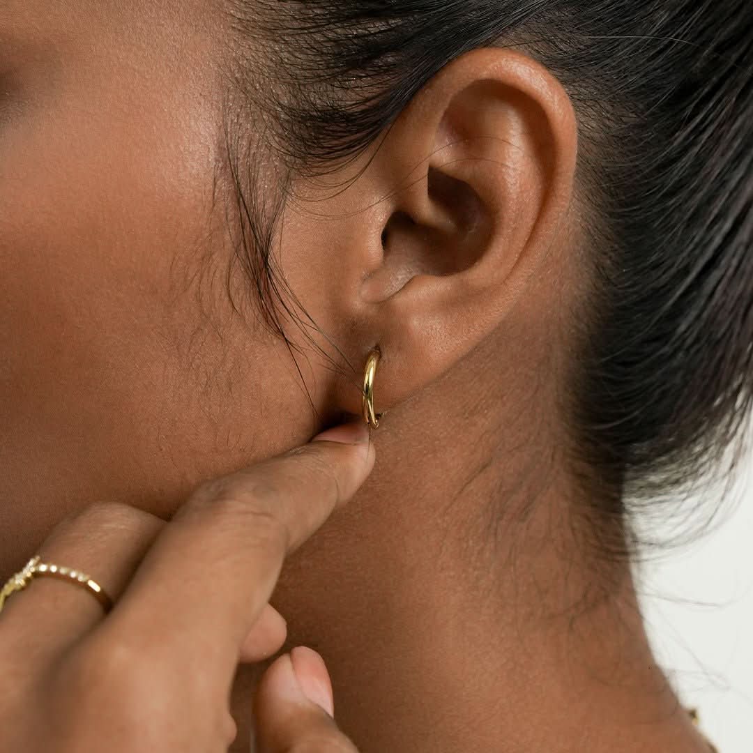Classic Huggie Earrings - Maison Les Disciples